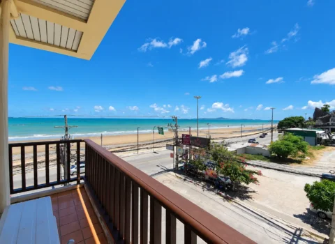 Deluxe Seaview Room with balcony_hotel room near jomtien beach_saritachaletandspa