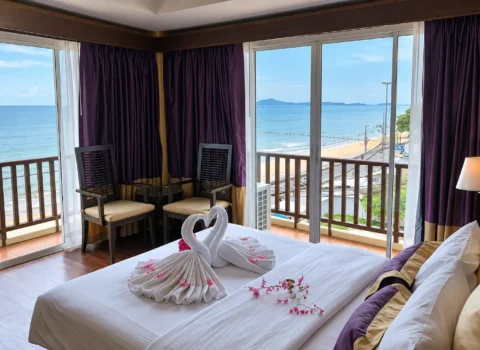 Deluxe Seaview Room with balcony_hotel room near jomtien beach_saritachaletandspa